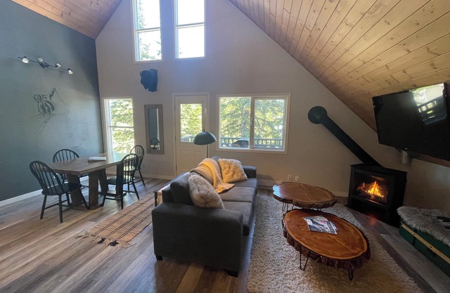 Top Floor Suite on the Knoll with private laundry, hot tub, and pet-friendly!