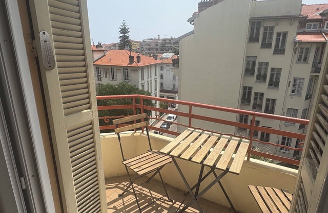 Top Floor, Central, Steps from the sea