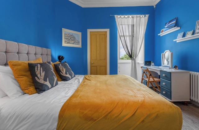 Top Floor Spacious King Size Apartment | City Views | Excellent Transport Links