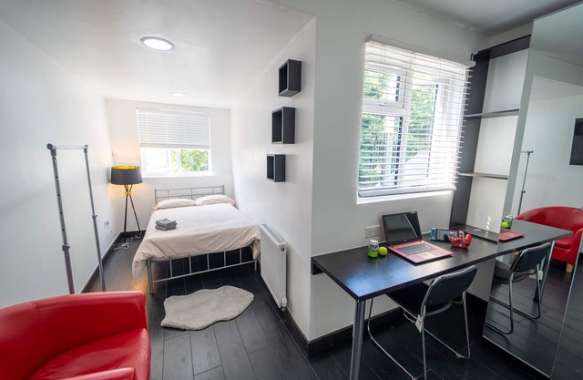 Top floor studio close to City!