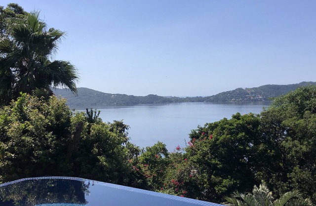 Top House!With a paradisiacal view of the Sea and Lagoon of Conceição, unique architecture!