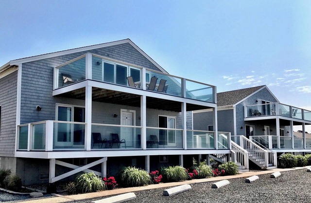 Top Mast Resort-Shore House! Beach, Pool, Housekeeping and more!