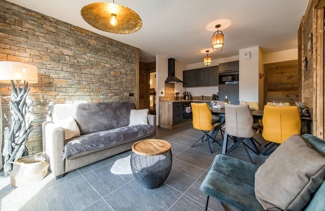 Top of the range flat with south-facing terrace - sleeps 6