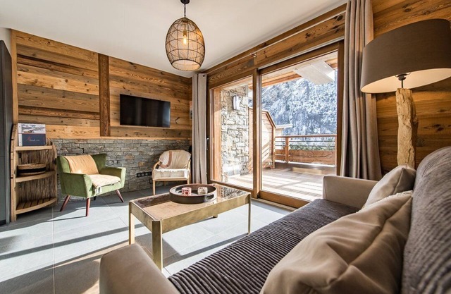Top of the range flat with 50m2 south-facing terrace - sleeps 6