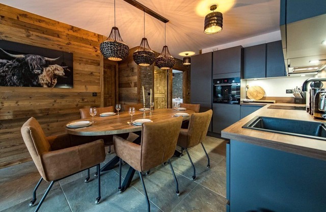 Top of the range flat with a large terrace in the heart of the village - sleeps 6