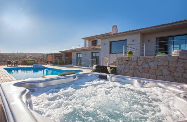 Top-of-the-range mondern villa between Santa Giulia & Palombaggia, sea view