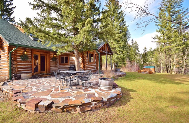 Top Rated Charming MT Cabin w Hot Tub, 10min Dwtn, MSU, 1hr Big Sky/Yellowstone