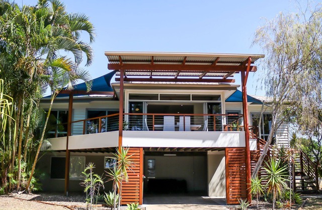 Top Tier Modern split level, pet-friendly family holiday home on the Esplanade with dog-friendly