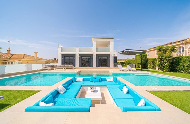 Torremendo - Exclusive and modern holiday house with heated swimming pool