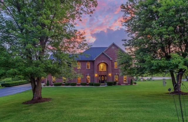 Totally secluded!Pool, Lake!Close to Keeneland,Ky Horsepark, Ark, Ky Derby