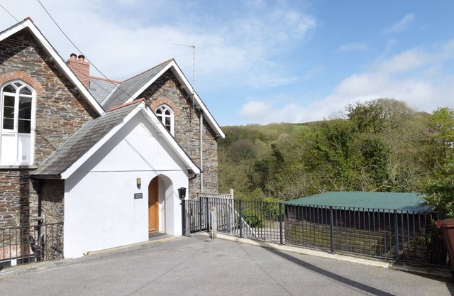 TOWER HOUSE, pet friendly, character holiday cottage in Boscastle