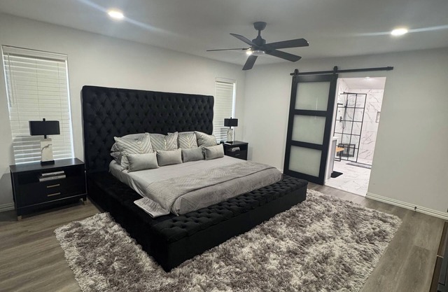 TOWERING OAKS SUITE @ ARLINGTON ENTERTAINMENT DISTRICT