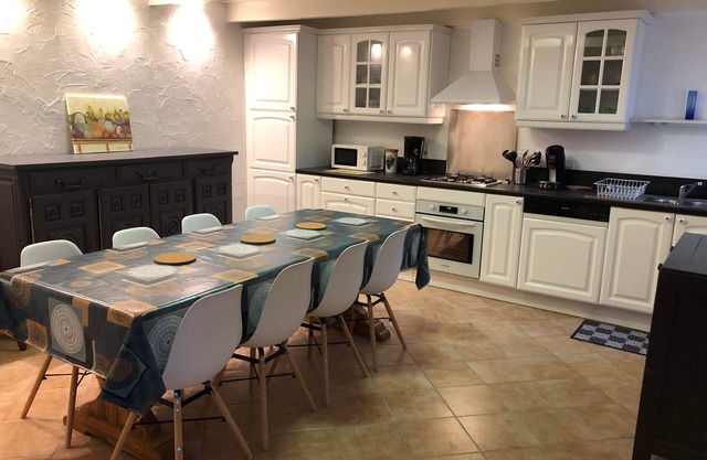 Town house with courtyard in a town of character ideal for visiting the coast