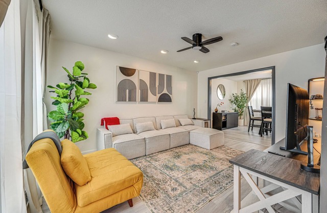 Townhome 1 Mi to Colt Park & Industrial District!