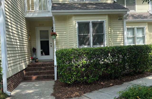 Townhome in quiet community less than two miles from Wrightsville Beach