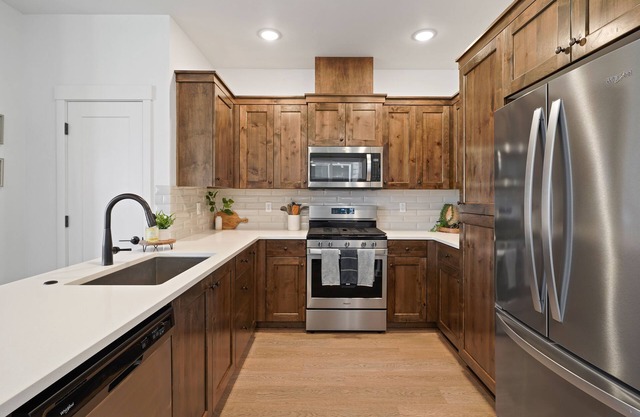 Townhome Less than a mile away from hospital. 3 Bed + 2.5 bath and office loft.