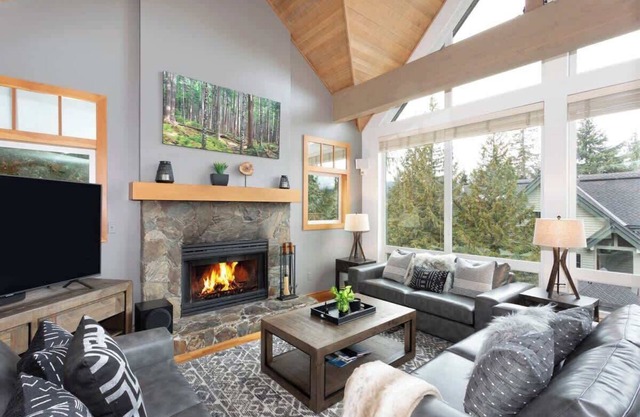 Townhome w/Private Hot Tub, BBQ & Parking