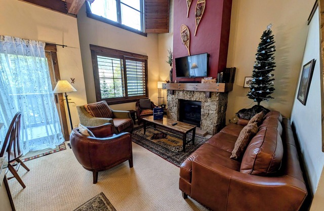 Townhome with free shuttle & private laundry