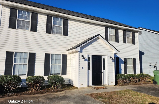 Townhouse in Florence SC closed to MUSC medical center.