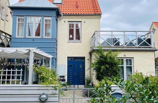 Townhouse in tranquil surroundings by the sea.