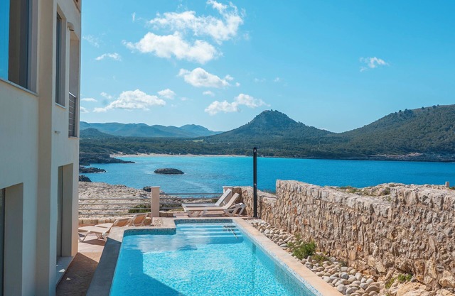 Townhouse with private pool in front of the sea