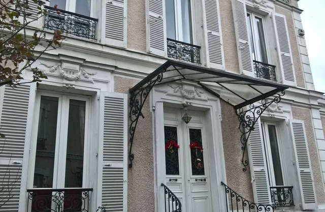 Townhouse with pool near Paris