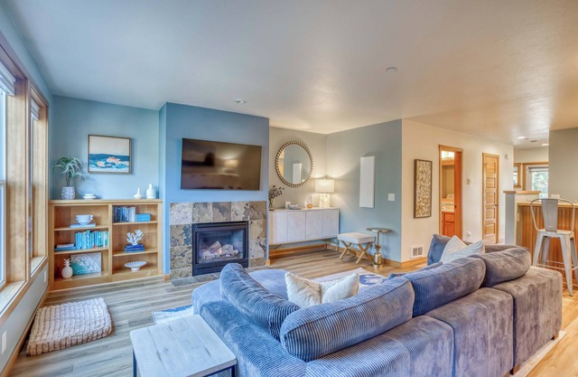 Townhouse with Private beach access, Dog OK, Fireplace