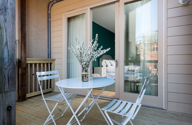 Townsman Hotel: Meriwether | 0 Bed, 1 Bath