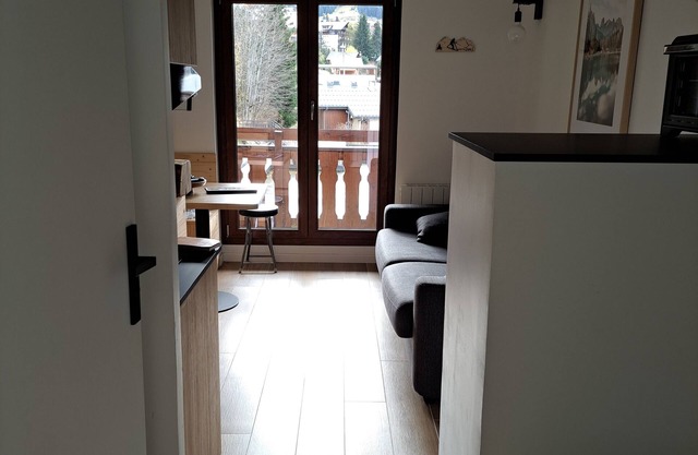 Très Beau Studio Refait à Neuf Avec Garage Privé et Balcon à 3 mns du Centre