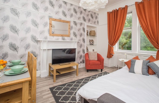 Traditional 1st floor apartment close to Hamilton West train station