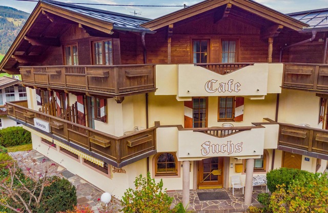 Traditional Tyrolean guesthouse for large groups