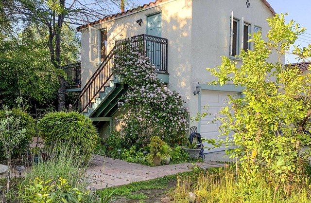 Tranquil 1-bd Guesthouse Apartment on Spanish Estate, sundeck w/mountain views