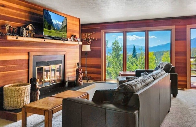 Tranquil 2BR: Near Trails & Free Shuttle