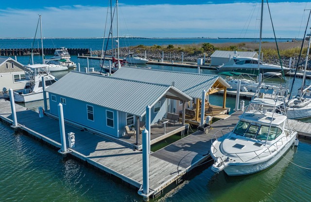 Tranquil! Amazing! Immaculate! Unique! Downtown!10 stars! Dock your boat!