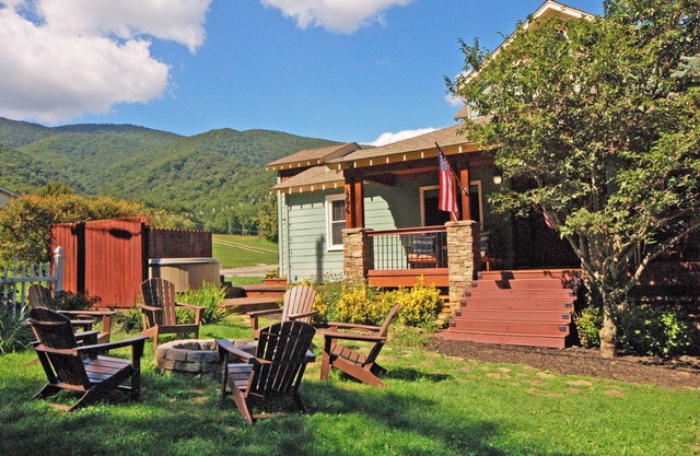 Tranquil & Charming Hideaway ♛ King Suite, Hot Tub, Fire Pit & Covered Porch