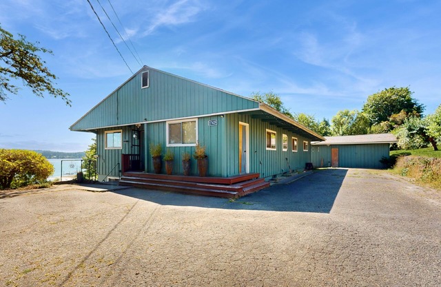 Tranquil Coastal Retreat Between Silverdale and Historic Downtown Poulsbo