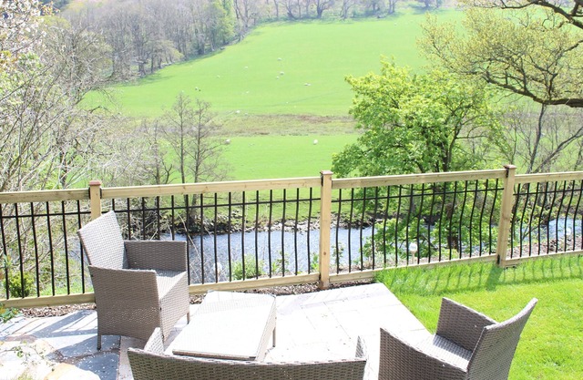 Tranquil cottage in quiet hamlet 3 miles from Llangollen & 2 mins from local pub
