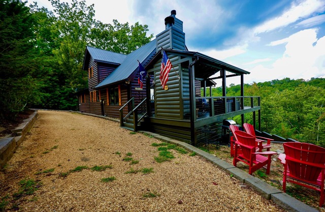 Tranquil mountain cabin with stunning views, hot tub & dog friendly