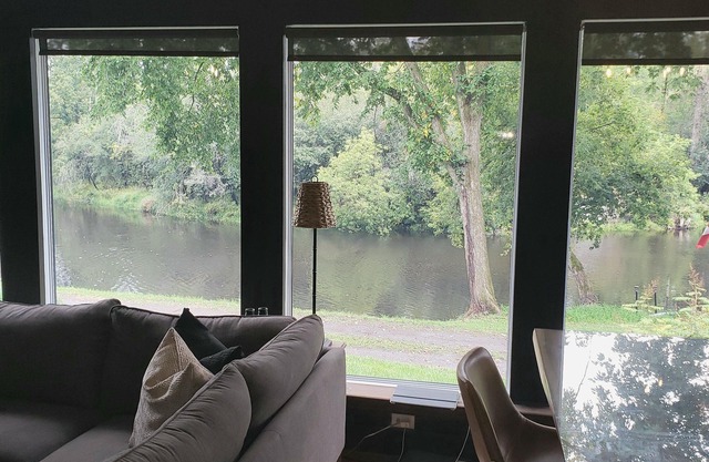 Tranquil/Private King Suite, Cozy, Riverfront w/hot tub,fireplace,firepit,trail.