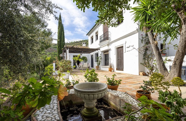 Tranquil retreat with private pool and beautiful gardens