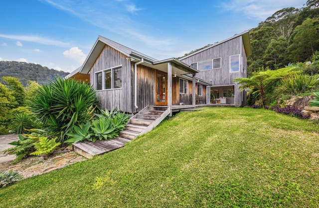Tranquil Treetop Haven: 3 Bedroom Home with Stunning Views