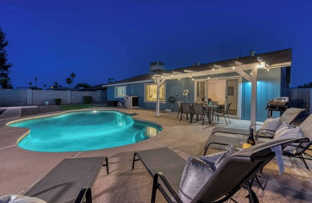 Tranquility 4 bedroom with FREE Heated POOL!
