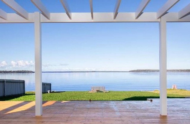 Tranquility Beach House - Absolute Waterfront - Child and Pet Friendly