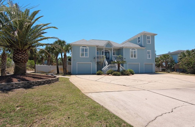 Tranquility 🌴 Huge Pool, Game Room, Sleeps 32, Pet-Friendly, Steps to Beach!