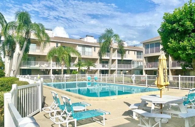 Treasure Island St Pete Beach FL 2BR 4BA Walk to Beach 3 level Garage Townhouse