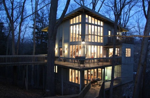 Tree Tops - Stunning ' Treehouse' With Upscale Amenities in a Memorable Setting