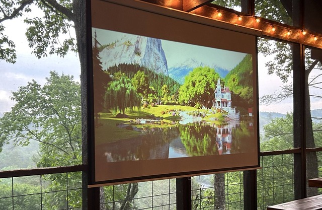 Treehouse View of Mountains, River + Outdoor Movie + Hot Tub + Fire Pit + Arcade