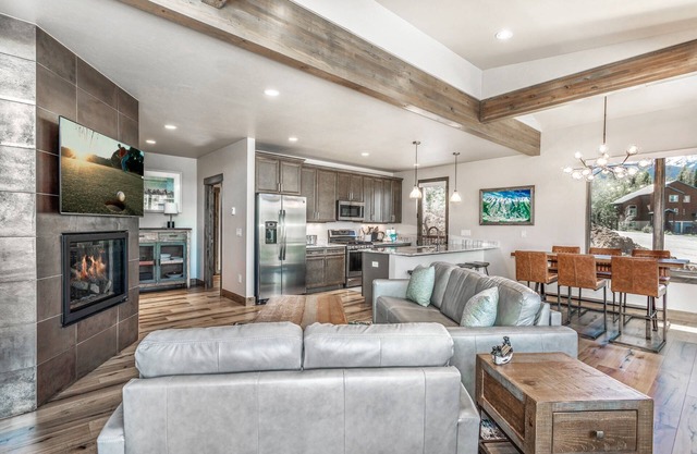 Treehouse Village Lodge: Modern Condo with Panoramic Mountain Views, Hot Tub, Garage & Gas Fireplace