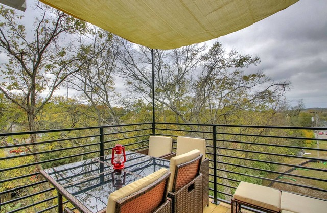 Treetop Terrace - 3 miles to stadium and downtown!