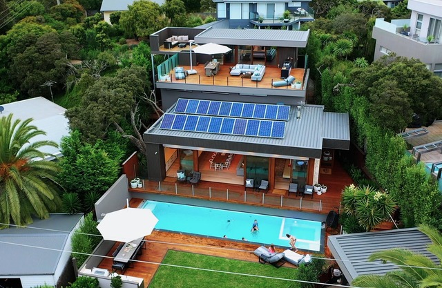Trelawney Beach House, Directly opposite the beach, heated pool and spa